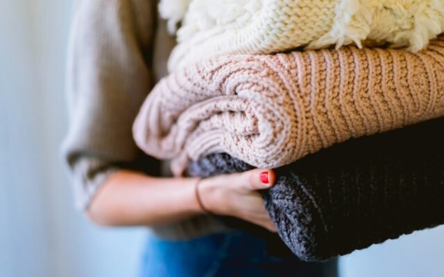 Organizar área de serviço com cestos de roupa e produtos alinhados