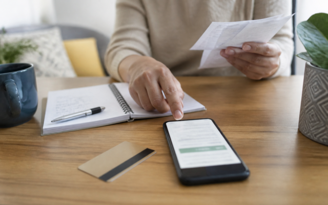 Fatura de cartão de crédito sendo revisada no celular antes do pagamento