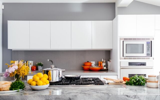 Organizar cozinha pequena com bancada limpa e utensílios no lugar