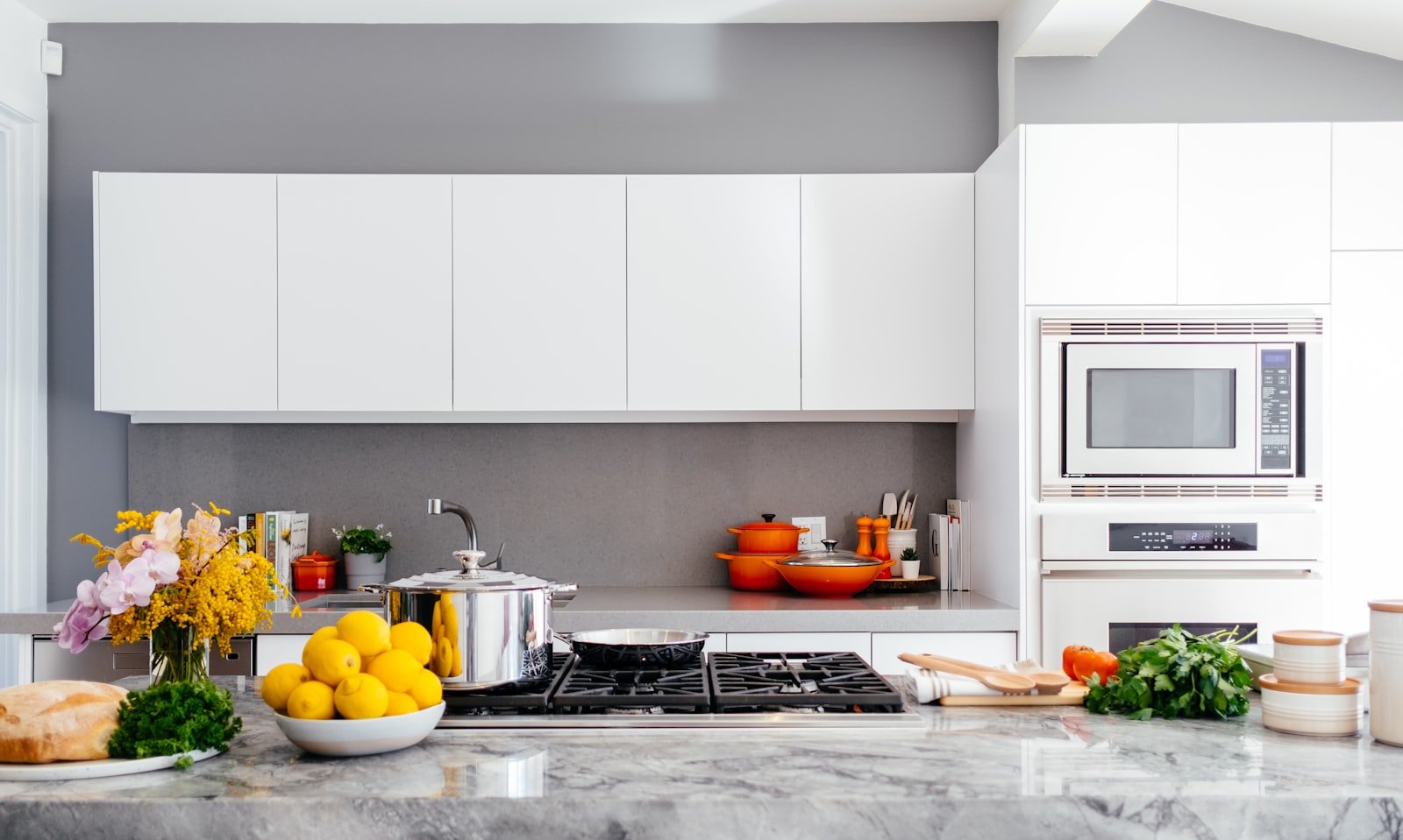 Organizar cozinha pequena com bancada limpa e utensílios no lugar