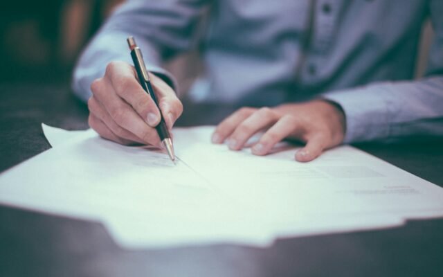 Organização de documentos em casa com pastas e papéis sobre a mesa