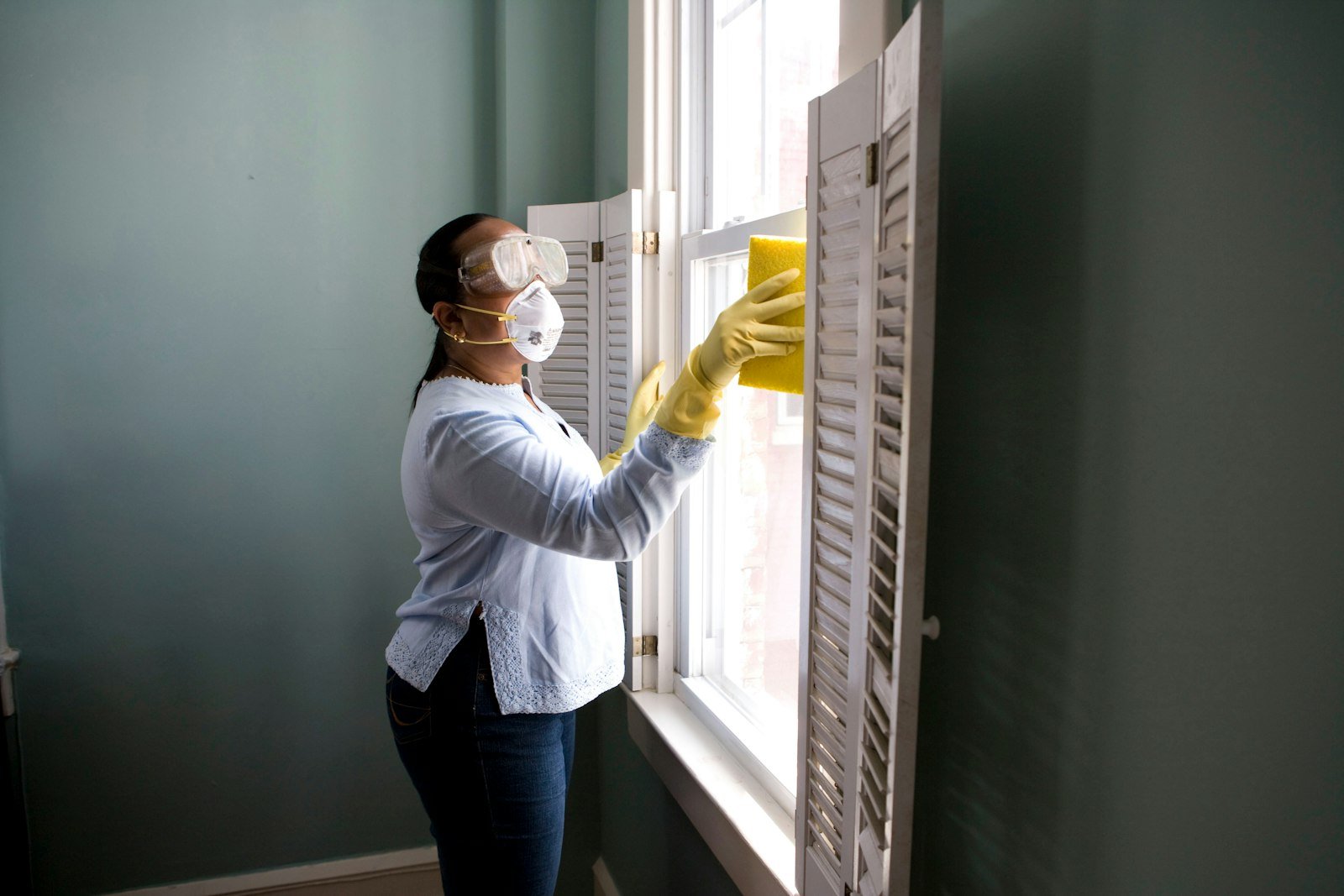 Limpeza da casa semanal com produtos e pano em ambiente residencial
