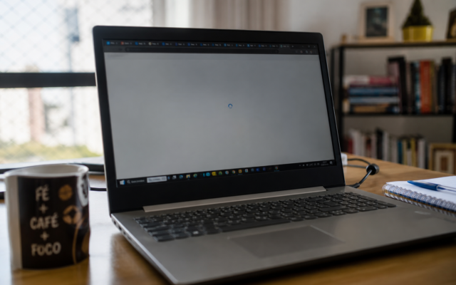 Notebook com tela de carregamento representando lentidão no Windows