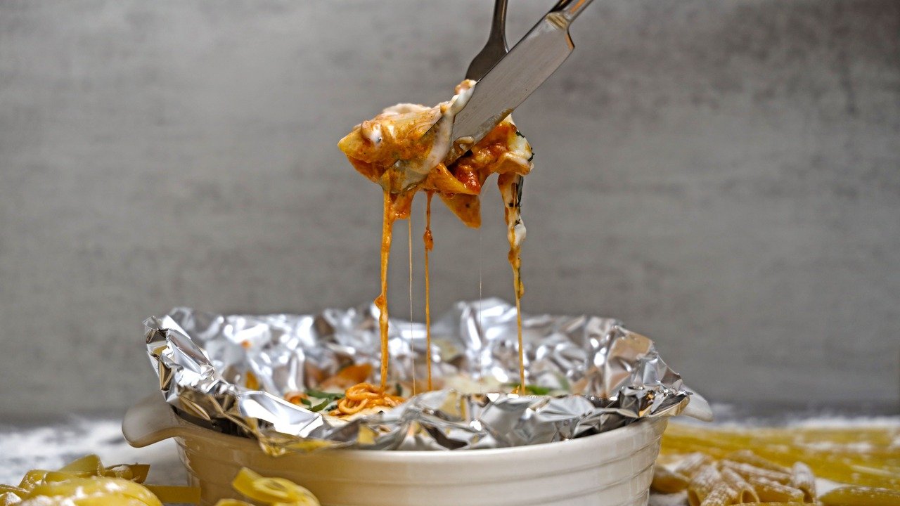 Arroz de Forno Cremoso com Presunto, Queijo e Legumes: Almoço Completo e Sem Complicação