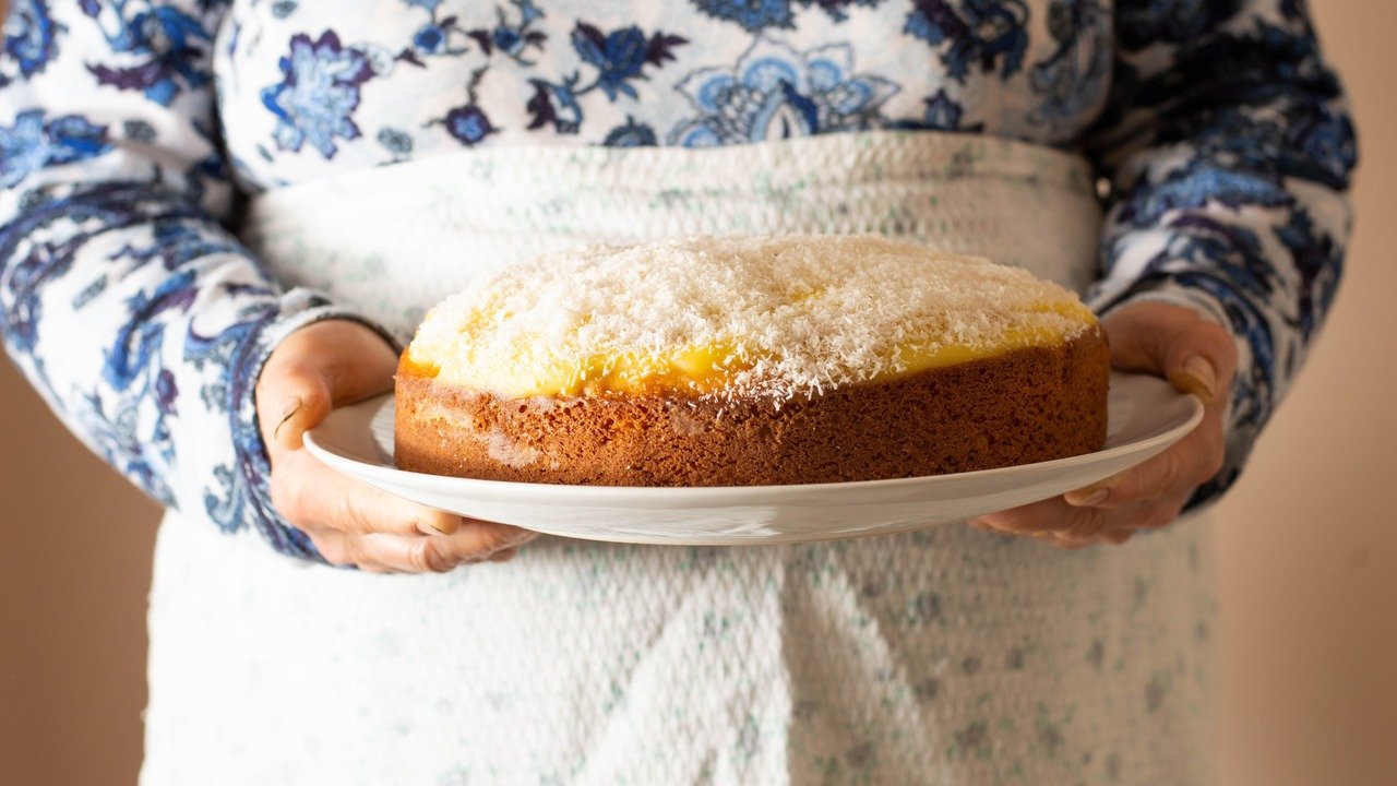 Bolo de Aipim com Coco Ralado Tradicional de Tabuleiro