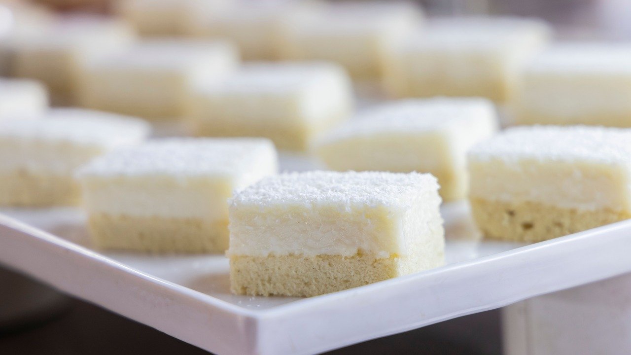 Bolo Toalha Felpuda: Sabor Caseiro, Textura Molhada e Recheio Generoso de Coco