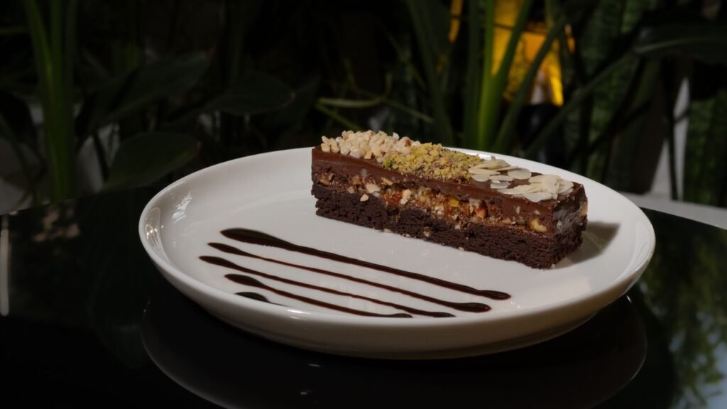 Pessoa usando um notebook em um escritório moderno, para o artigo Brownie Fudge Supremo: Casquinha Quebradiça e Interior C...