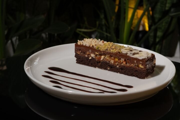 Pessoa usando um notebook em um escritório moderno, para o artigo Brownie Fudge Supremo: Casquinha Quebradiça e Interior C...