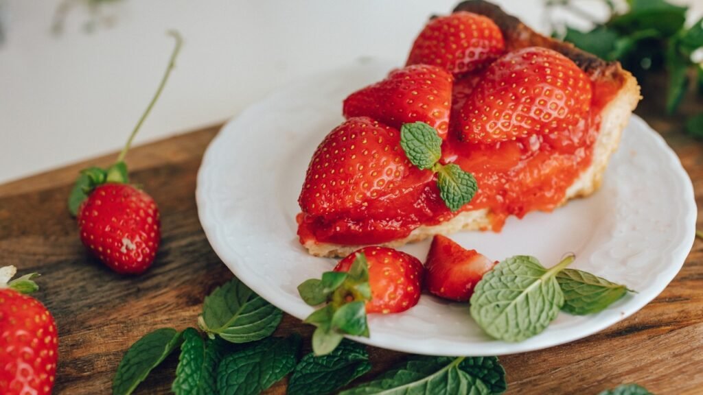 Profissional usando notebook com painéis de dados e interface digital, para o artigo Cheesecake Nova-Iorquino Cremoso com ...