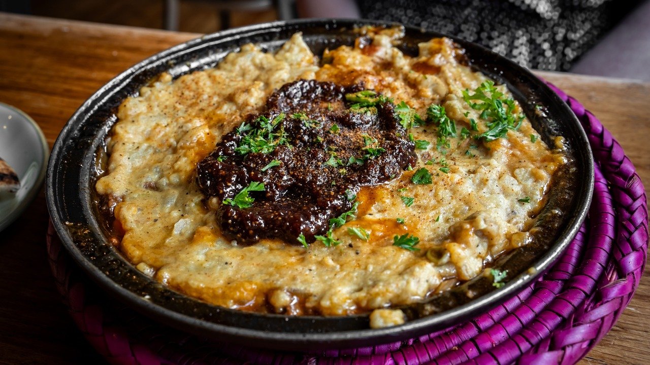 Escondidinho de Frango Cremoso com Purê de Mandioca: Conforto no Almoço