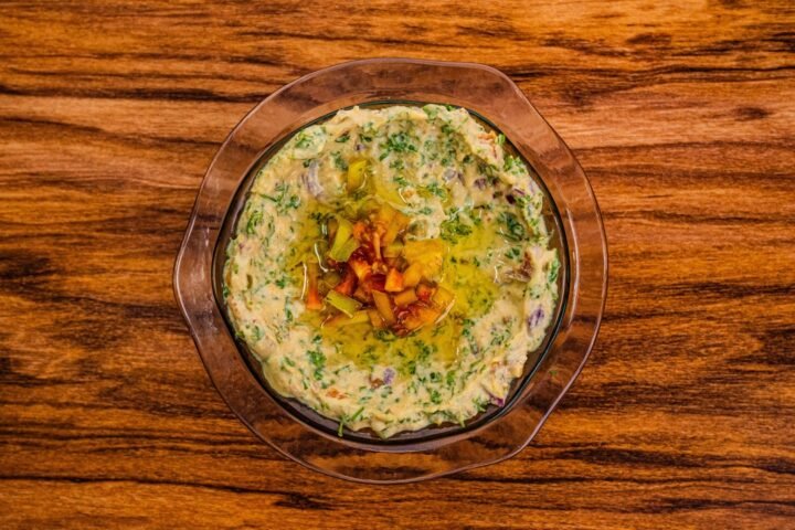 Profissional de saúde orientando uma pessoa em um consultório moderno, para o artigo Kafta Vegana de Soja com Hortelã: Sab...