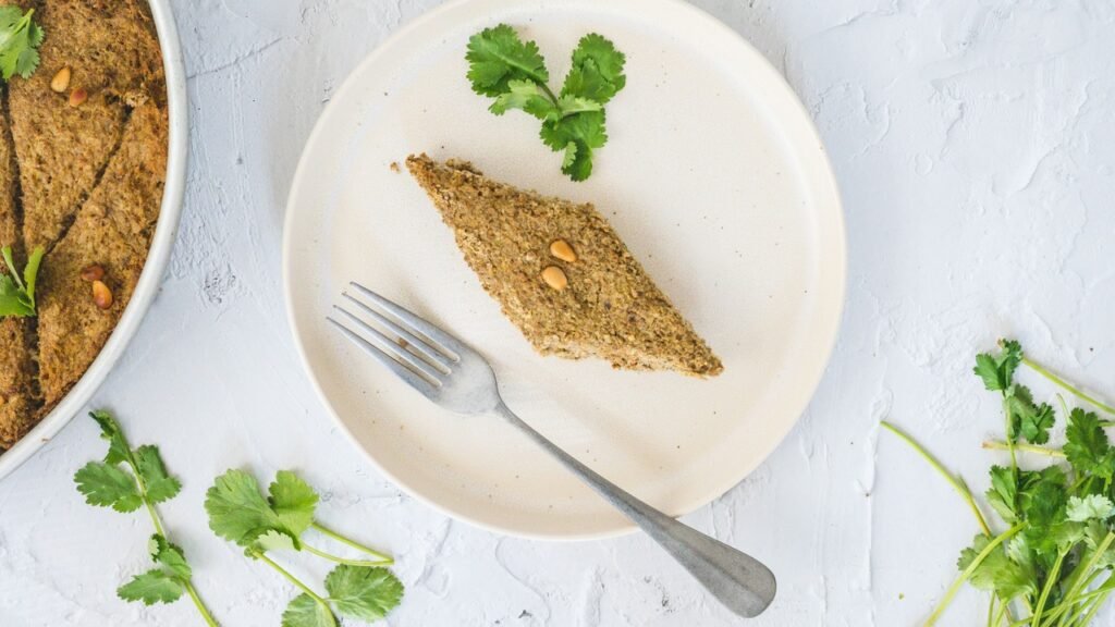 Profissional de saúde orientando uma pessoa em um consultório moderno, para o artigo Receita Fácil de Quibe de Abóbora Veg...