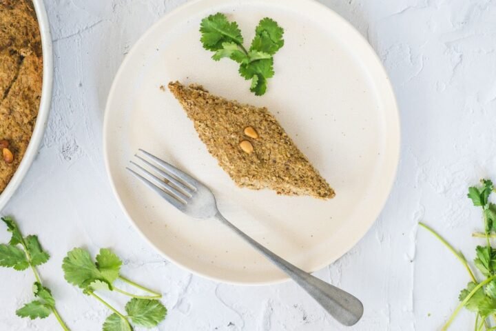 Profissional de saúde orientando uma pessoa em um consultório moderno, para o artigo Receita Fácil de Quibe de Abóbora Veg...