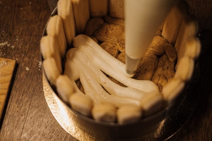 Profissional usando notebook com painéis de dados e interface digital, para o artigo Tiramisù Tradicional Italiano com Mas...