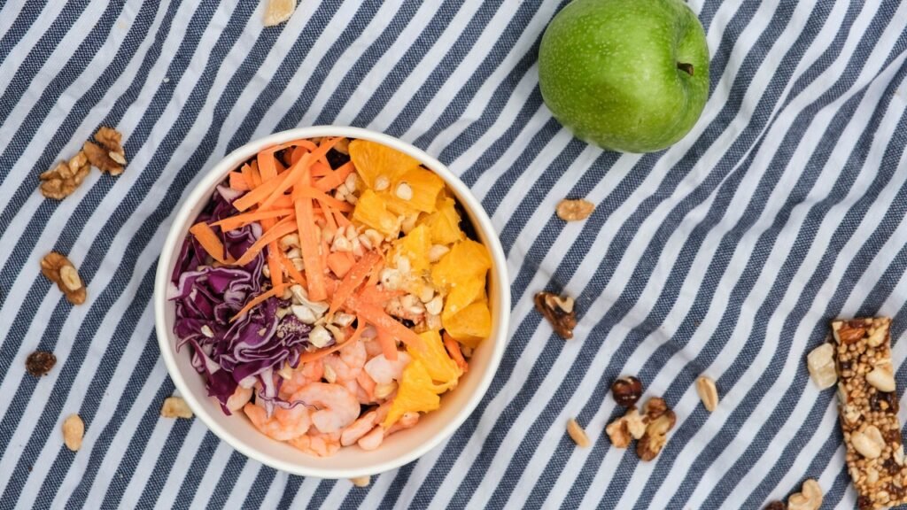 Almoço saudável: 20 receitas nutritivas para o dia a dia servido em um prato com frango e vegetais
