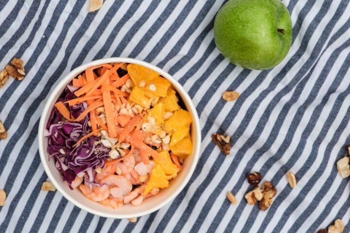 Almoço saudável: 20 receitas nutritivas para o dia a dia servido em um prato com frango e vegetais