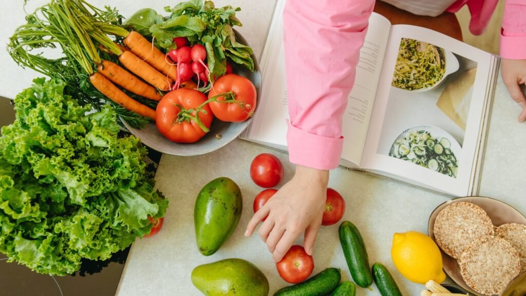 Almoço vegetariano: receitas completas, baratas e saborosas servidas em tigela com arroz