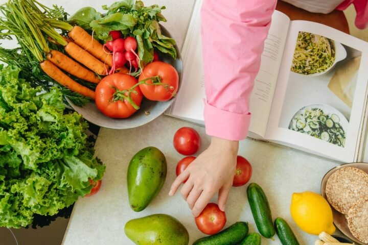Almoço vegetariano: receitas completas, baratas e saborosas servidas em tigela com arroz