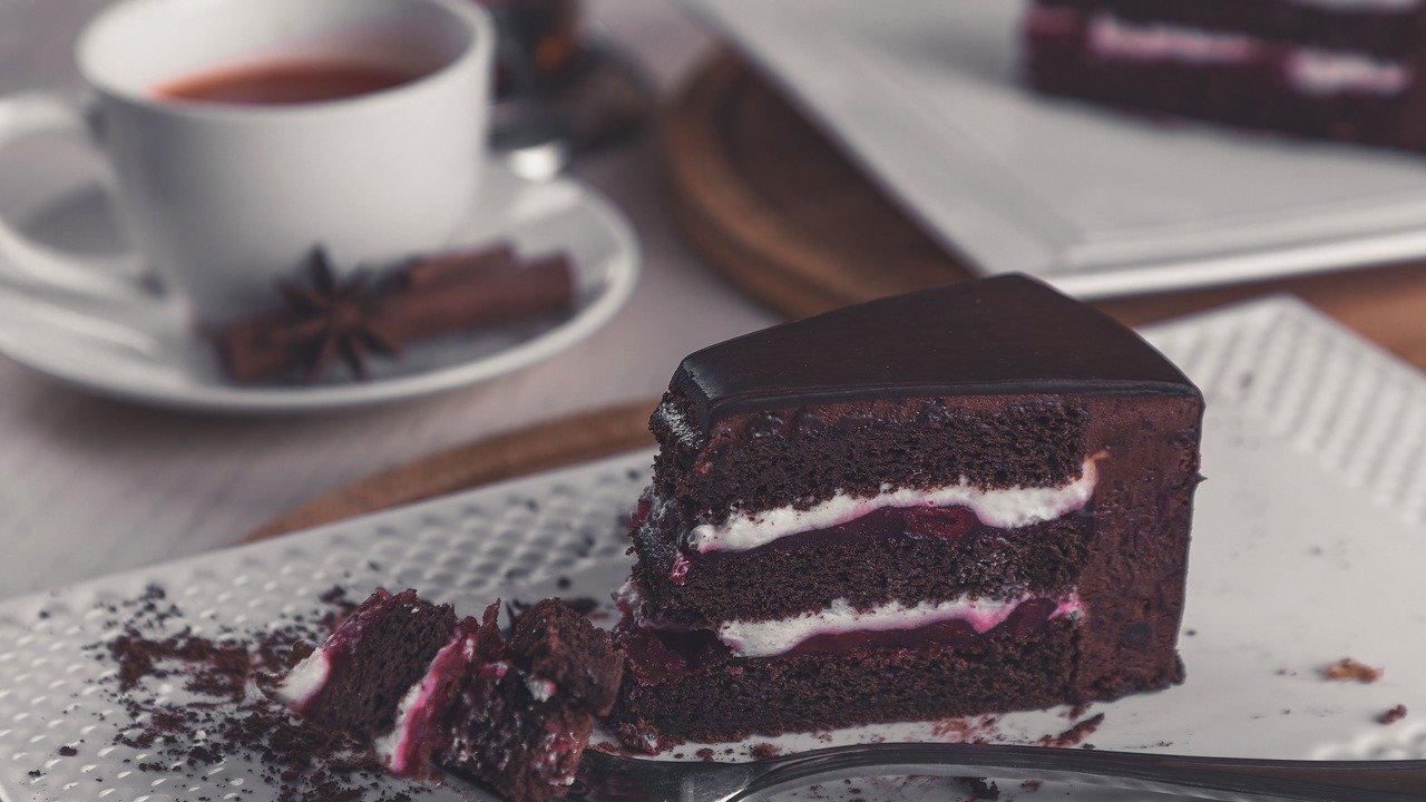 Bolo de Chocolate de Festa Fofinho com Cobertura de Brigadeiro Cremoso