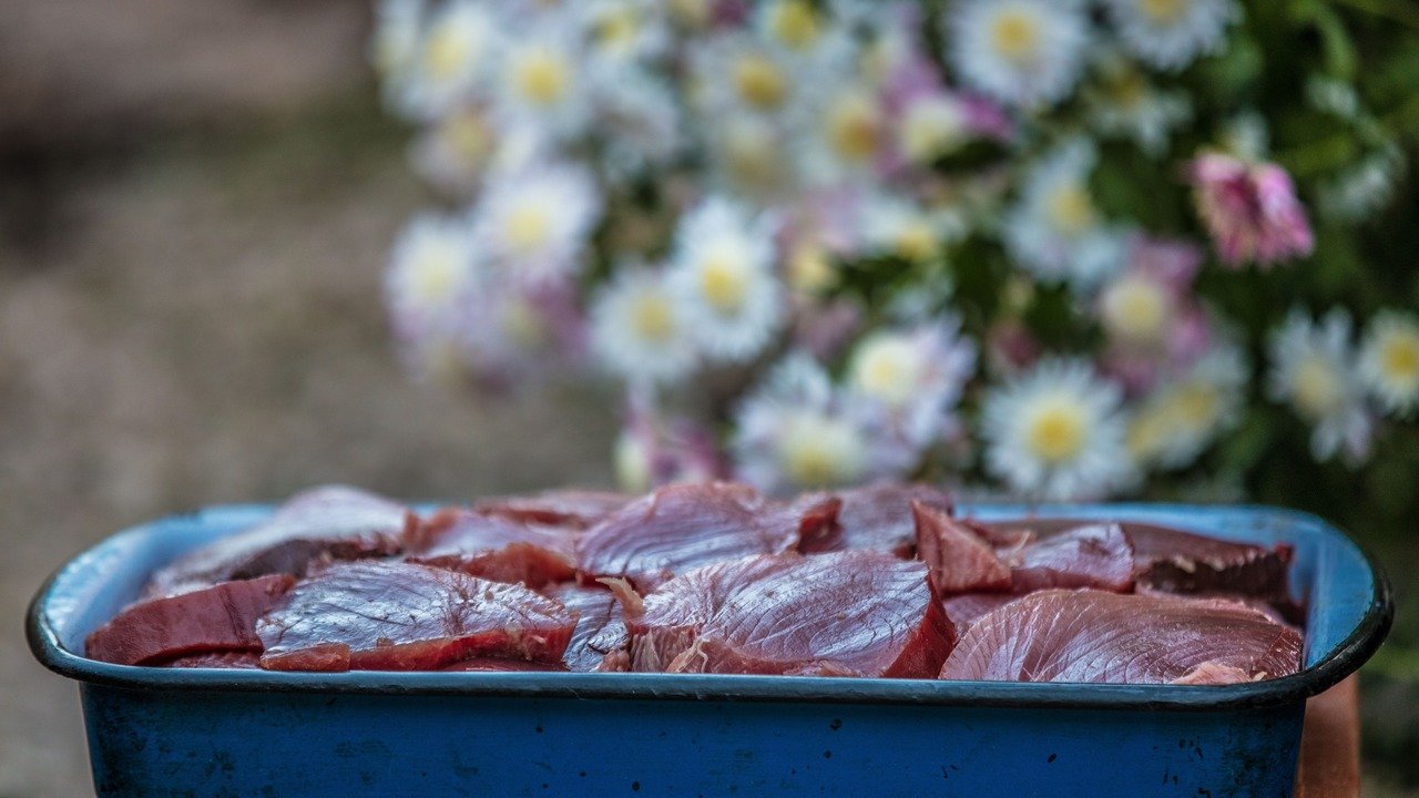 Como Amaciar Carne Dura: 6 Métodos Caseiros que Funcionam Aplicados em Bifes Suculentos