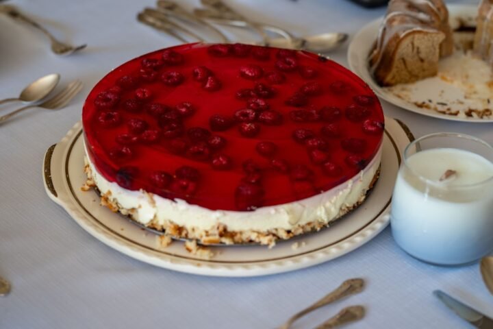 Profissional usando notebook com painéis de dados e interface digital, para o artigo Jelly Cake de Frutas: Receita Fácil d...