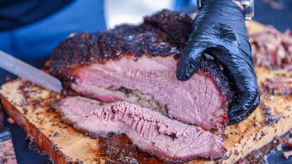 Profissional usando notebook com painéis de dados e interface digital, para o artigo Guia Prático dos Pontos da Carne: Mal...