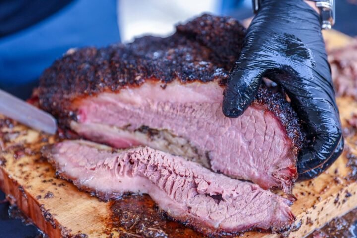 Profissional usando notebook com painéis de dados e interface digital, para o artigo Guia Prático dos Pontos da Carne: Mal...