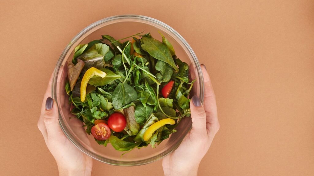 Profissional usando notebook com painéis de dados e interface digital, para o artigo Tigela Mosaico Nutritiva: Um Prato Pa...