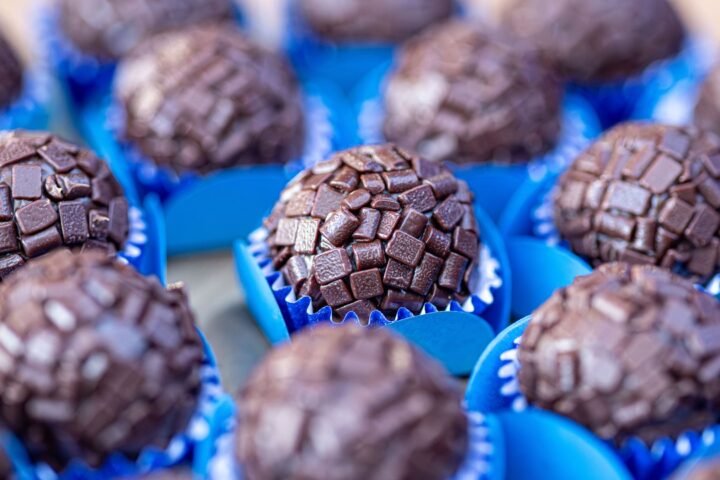 Profissional usando notebook com painéis de dados e interface digital, para o artigo Trufas de Leite Ninho com 3 Ingredien...