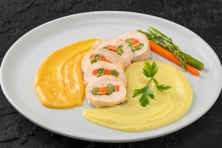 Profissional usando notebook com painéis de dados e interface digital, para o artigo Rocambole de Carne Moída Recheado: Pr...
